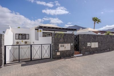 Well presented 3 bedroom villa with a underground garage in Playa Blanca