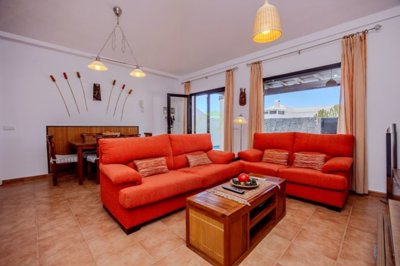 Well presented 3 bedroom villa with a underground garage in Playa Blanca