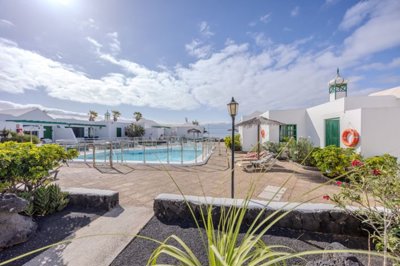 Semi-detached bungalow with pool and sea views