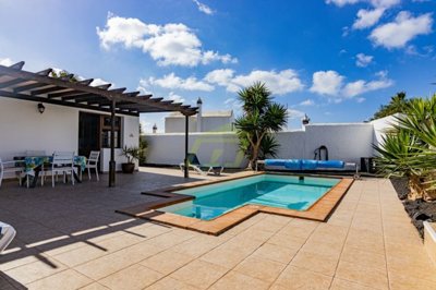 Stunning 2 bedroom detached villa with private Pool in Los Mojones
