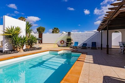 Stunning 2 bedroom detached villa with private Pool in Los Mojones