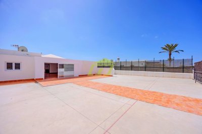 Well presented 5 bedroom villa within walking distance to Playa Blanca center