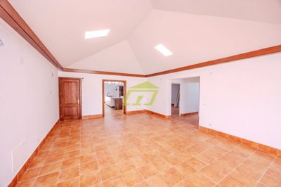 Well presented 5 bedroom villa within walking distance to Playa Blanca center