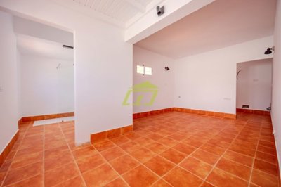 Well presented 5 bedroom villa within walking distance to Playa Blanca center
