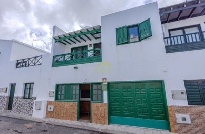 This beautiful, terraced house is in a quiet street in the small fishing village of El Golfo