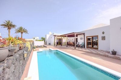 Detached villa with private pool in the picturesque town of Yaiza