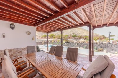 Detached villa with private pool in the picturesque town of Yaiza