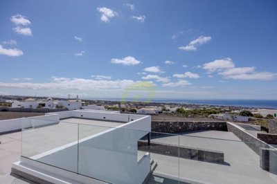 Meticulously remodelled, high-end finishes and modern comforts. Outstanding Seaview.