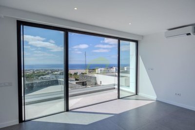 Meticulously remodelled, high-end finishes and modern comforts. Outstanding Seaview.