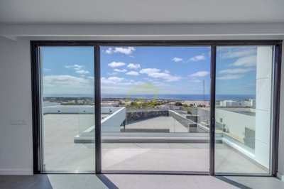 Meticulously remodelled, high-end finishes and modern comforts. Outstanding Seaview.