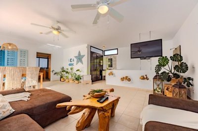 Experience the luxury of a 4 bedroom Villa in Playa Blanca