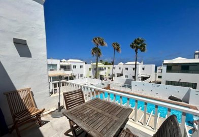 2 bedroom apartment with communal pool in Costa Teguise