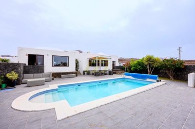 Detached villa with heated pool in Las Breñas