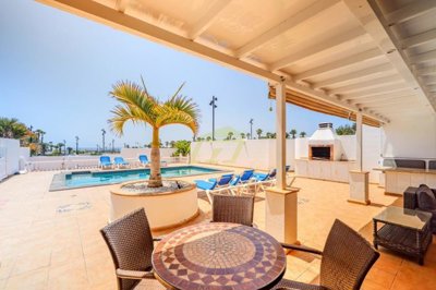 Detached villa in Playa Blanca with wonderful sea views