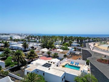 Detached villa in Playa Blanca with wonderful sea views