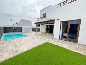 Fantastic detached 3 bedroom villa with a private pool in Playa Blanca