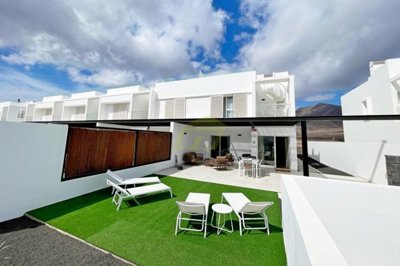 Contemporary 3 Bedroom Villa with a communal pool in Playa Blanca