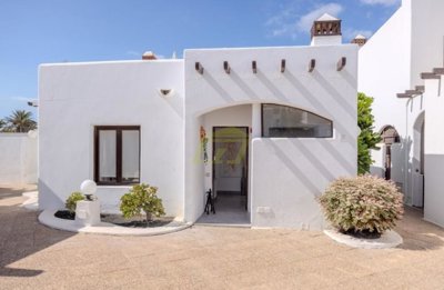 2 bedroom bungalow with communal pool in Costa Teguise