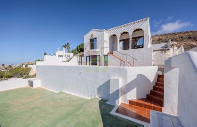 3 bedroom villa with beautiful views and private pool in Nazaret