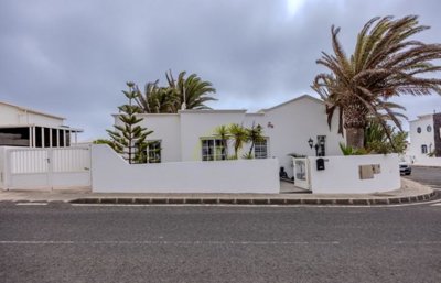 3 bedroom bungalow in complex with communal pool in Charco del Palo