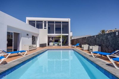 Impressive Villa Featuring a Private Pool and Two Detached Apartments