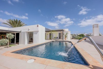 Fantastic 3 bedroom villa with mountain views in Playa Blanca