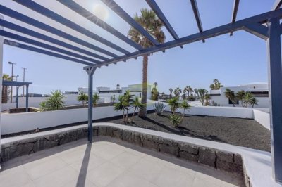 Well presented 2 bedroom bungalow with mountain views in Playa Blanca