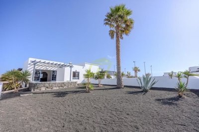 Well presented 2 bedroom bungalow with mountain views in Playa Blanca