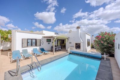 Detached villa with private pool in the centre of Puerto del Carmen