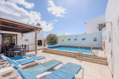 Detached villa with private pool in the centre of Puerto del Carmen