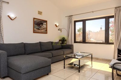 Detached villa with private pool in the centre of Puerto del Carmen