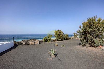 Front line bungalow with communal pool at Coral Beach in Playa Blanca