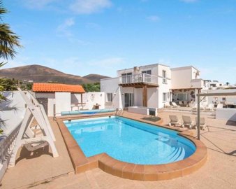 Stunning 6 bedroom detached villa in picturesque town of Macher