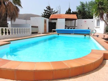 Stunning 6 bedroom detached villa in picturesque town of Macher