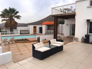 Stunning 6 bedroom detached villa in picturesque town of Macher