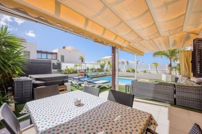 Charming 2 bedroom villa with heated Pool and sea views in Playa Blanca