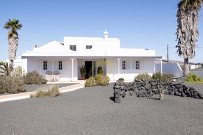 Beautiful villa with the most spectacular views in the heart of the island