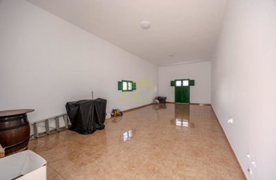 3 bedroom, 2 bathroom villa with garage in Máguez