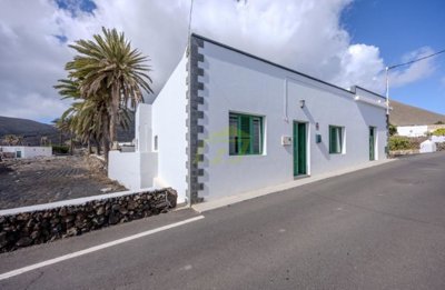 3 bedroom, 2 bathroom villa with garage in Máguez