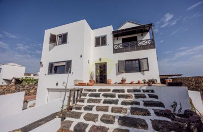 Beautiful 3-story villa in the tranquil village of Mala