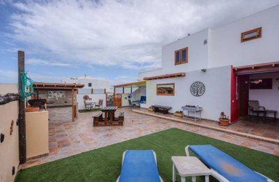 Incredible 5 bedroom villa with spectacular garden and outside space