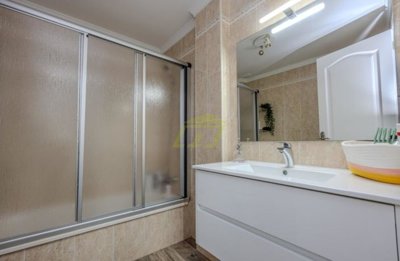 Spacious 4 bedroom 2 bathroom apartment in Arrecife