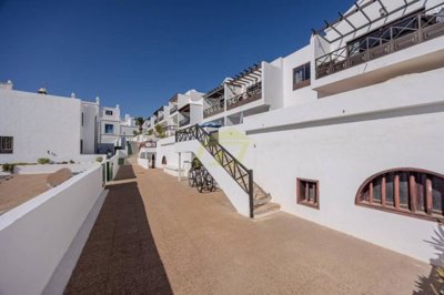 A beautiful 2 bedroom apartment with large south facing terrace and communal pool