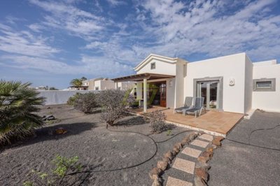 Well presented 2 bedroom bungalow with a communal pool in Playa Blanca