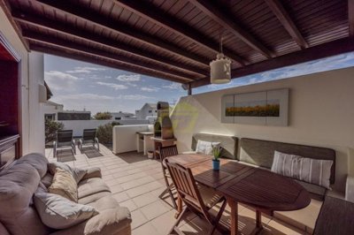 Well presented 2 bedroom bungalow with a communal pool in Playa Blanca