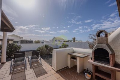 Well presented 2 bedroom bungalow with a communal pool in Playa Blanca