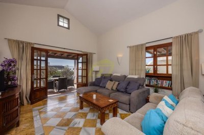 Well presented 2 bedroom bungalow with a communal pool in Playa Blanca