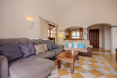 Well presented 2 bedroom bungalow with a communal pool in Playa Blanca