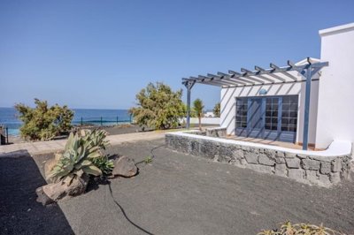 Front line bungalow with communal pool at Coral Beach in Playa Blanca