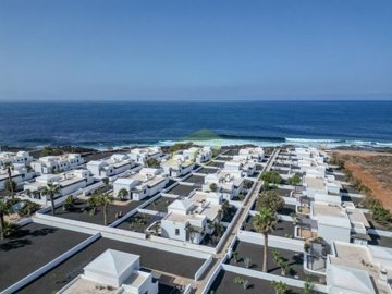 Front line bungalow with communal pool at Coral Beach in Playa Blanca